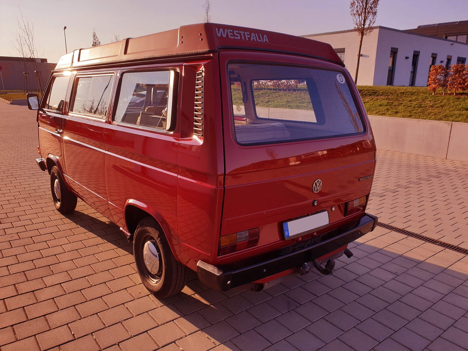 Heckansicht eines roten VW-Bus T3 mit glänzendem Lack.
